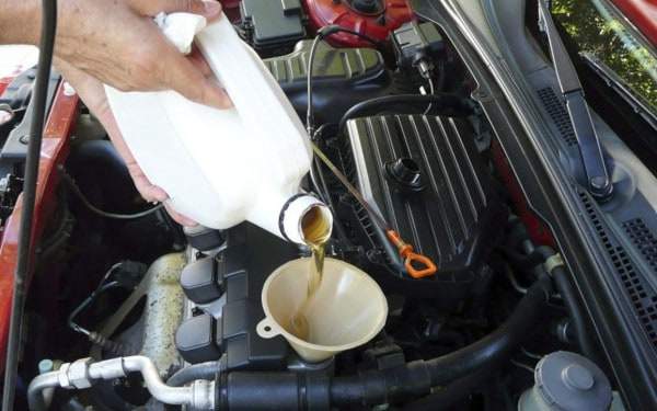 wymiana oleju w samochodzie