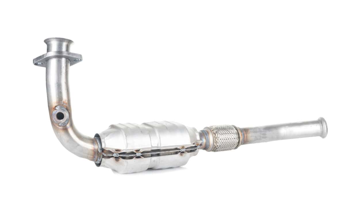 Element układu wydechowego samochodu, który może wymagać regeneracji turbosprężarki.