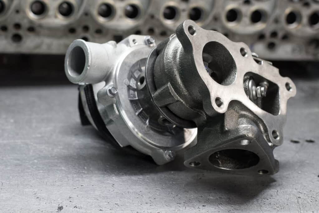 Metalowa turbosprężarka na stole, gotowa do procesu regeneracja turbosprężarki.