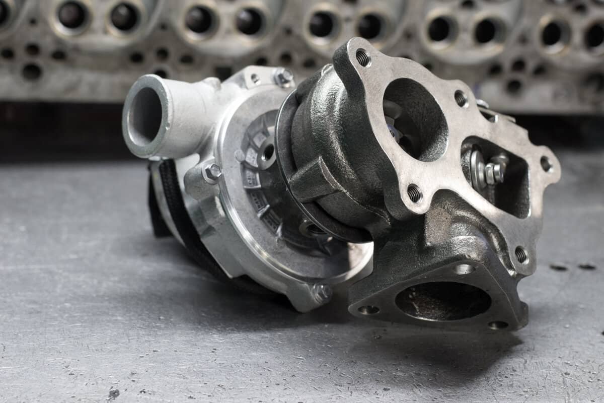 Metalowa turbosprężarka na stole, gotowa do procesu regeneracja turbosprężarki.