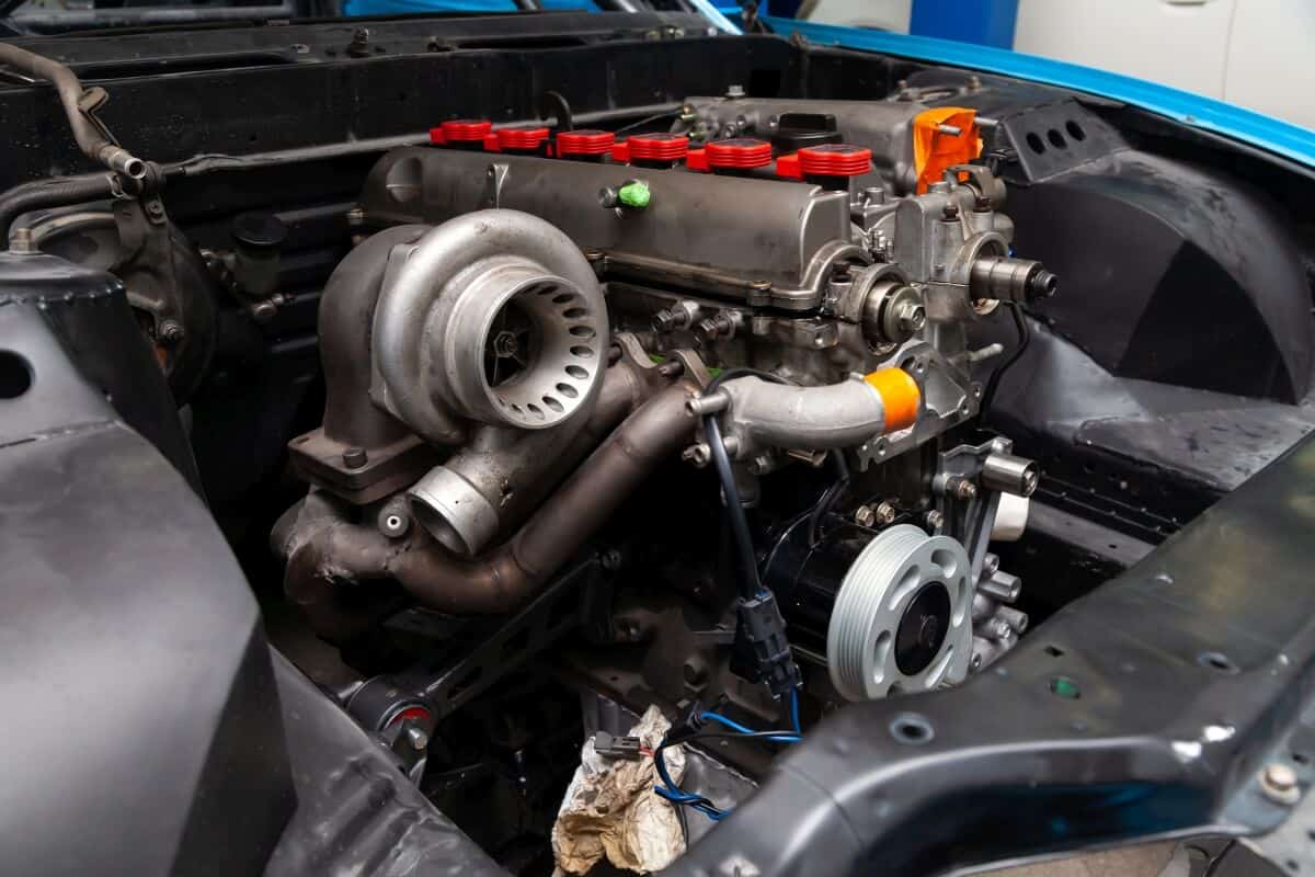 Silnik samochodowy po procesie regeneracji turbosprężarki.