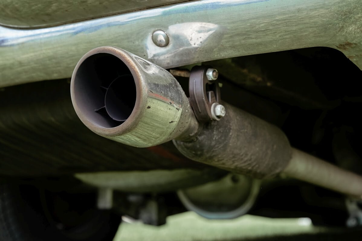 Zdjęcie ukazuje rurę wydechową samochodu, co sugeruje potrzebę na czyszczenie filtra DPF.