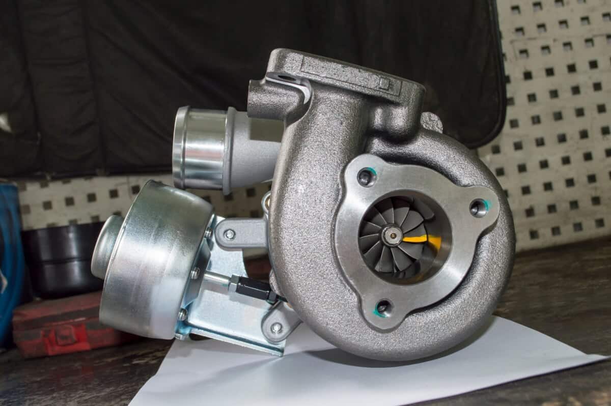 Turbosprężarka na stole warsztatowym przedstawiająca proces regeneracji turbosprężarki.