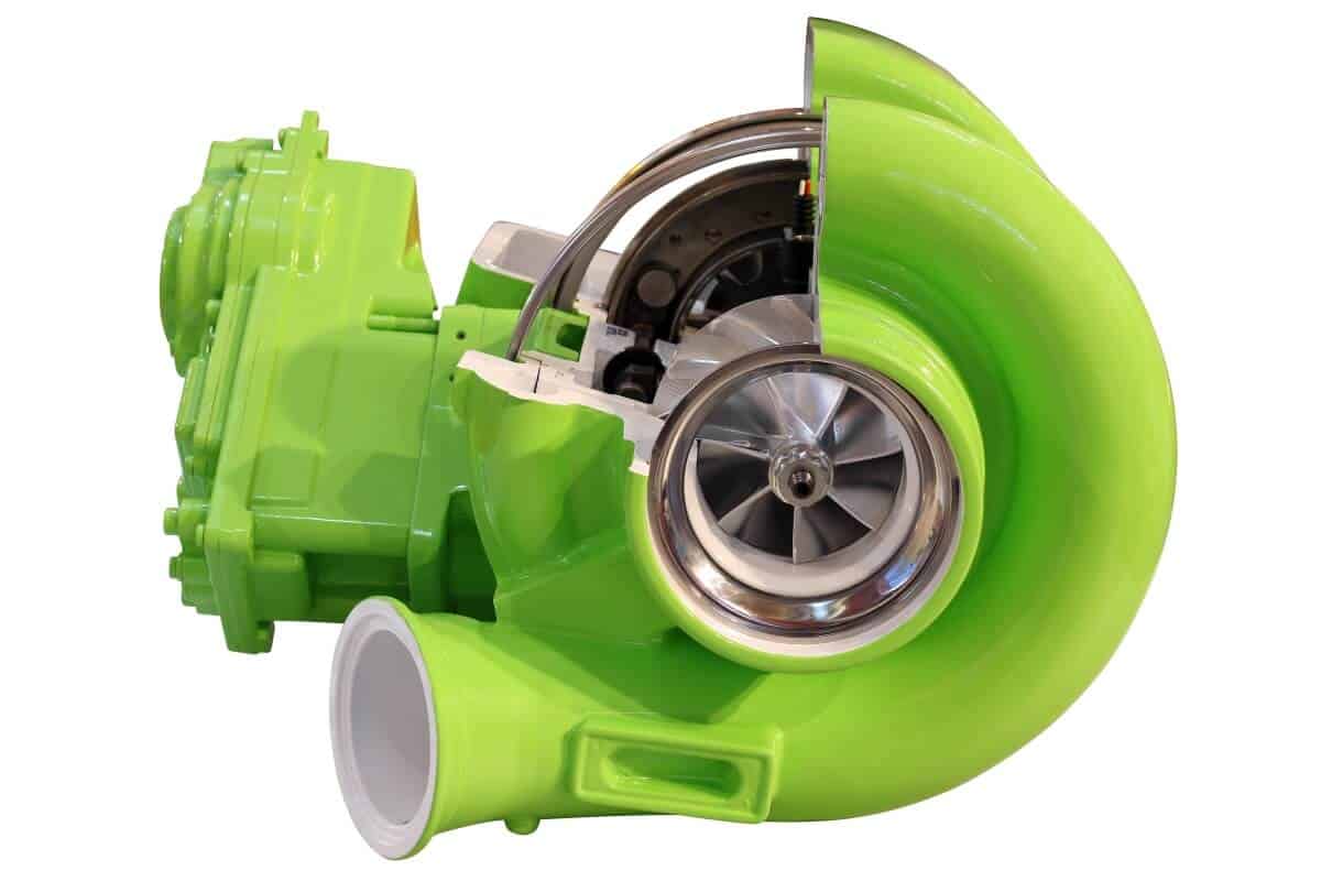 Zielona turbosprężarka z widocznym wnętrzem, idealna do procesu regeneracja turbosprężarki.