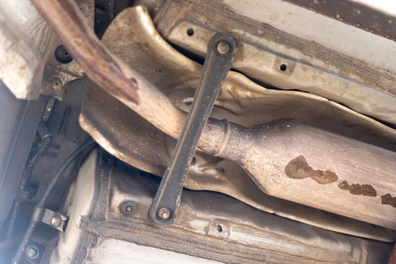 Widok na układ wydechowy pojazdu podczas procesu czyszczenia filtra DPF.