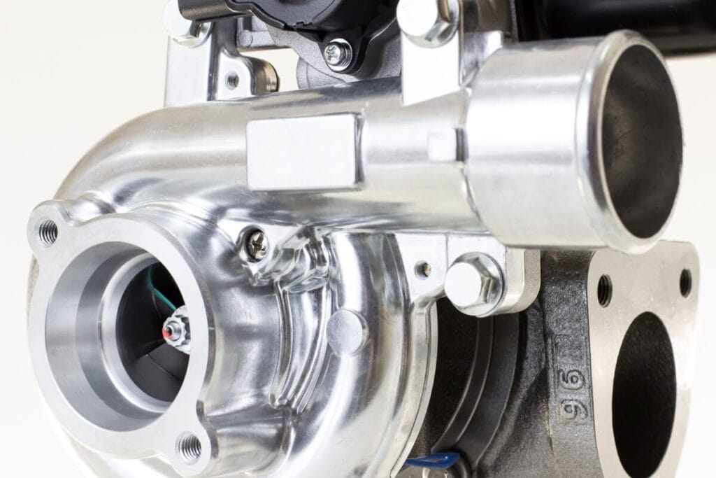 Zbliżenie na metalowy element ilustrujący regenerację turbosprężarki.