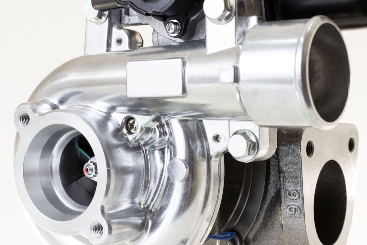 Zbliżenie na metalowy element ilustrujący regenerację turbosprężarki.