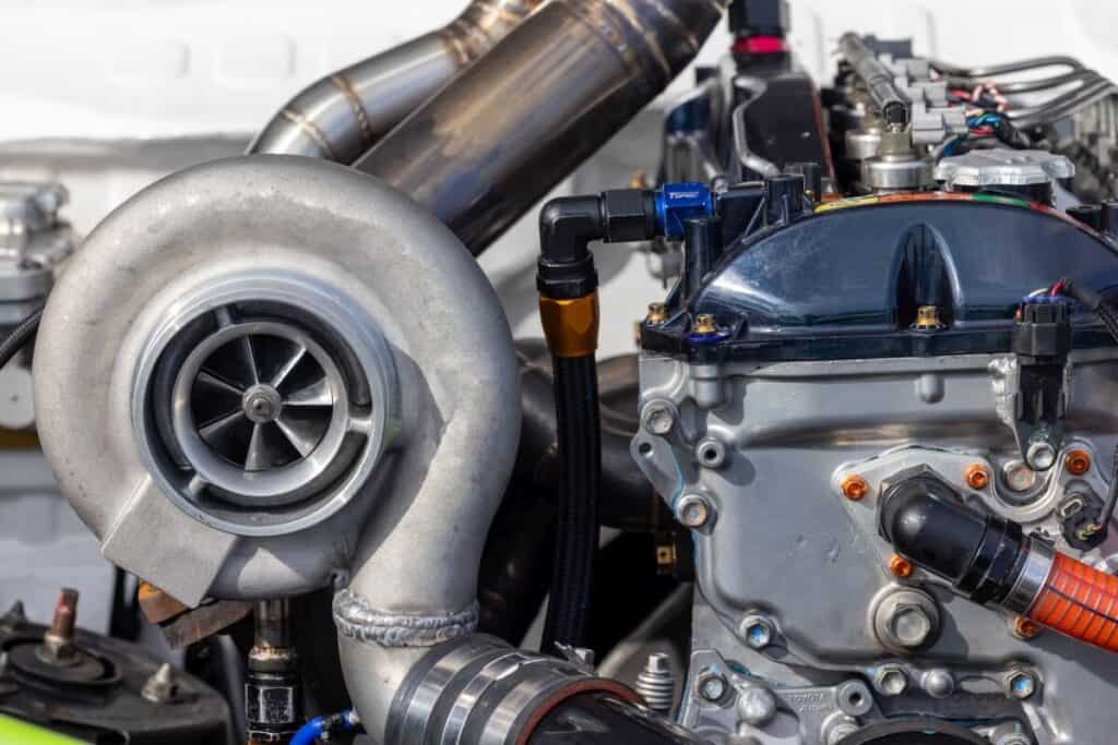 Silnik samochodowy z widoczną turbosprężarką, gdzie regeneracja turbosprężarki może znacząco poprawić jej wydajność.