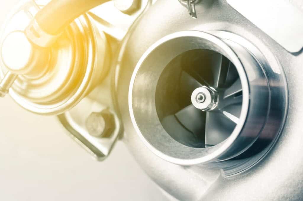 Zbliżenie na turbosprężarkę, która jest w procesie regeneracji turbosprężarki.