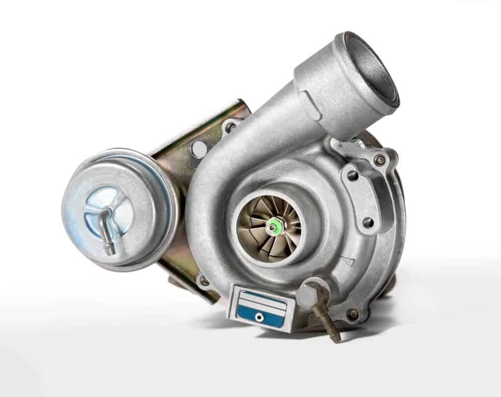 Srebrna turbosprężarka na białym tle, przedstawiająca proces regeneracji turbosprężarki.
