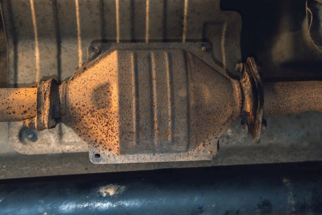 Widok brudnego elementu układu wydechowego, sugerujący potrzebę czyszczenia filtra DPF.