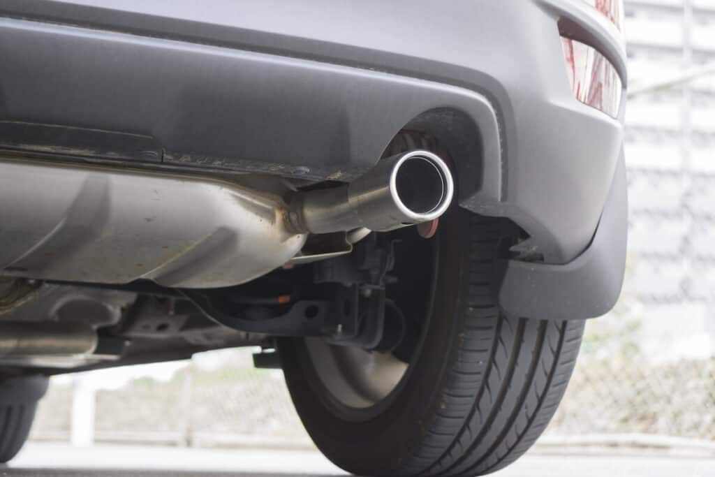 Tył samochodu z wydechem, gdzie konieczna jest regeneracja katalizatora SCR.