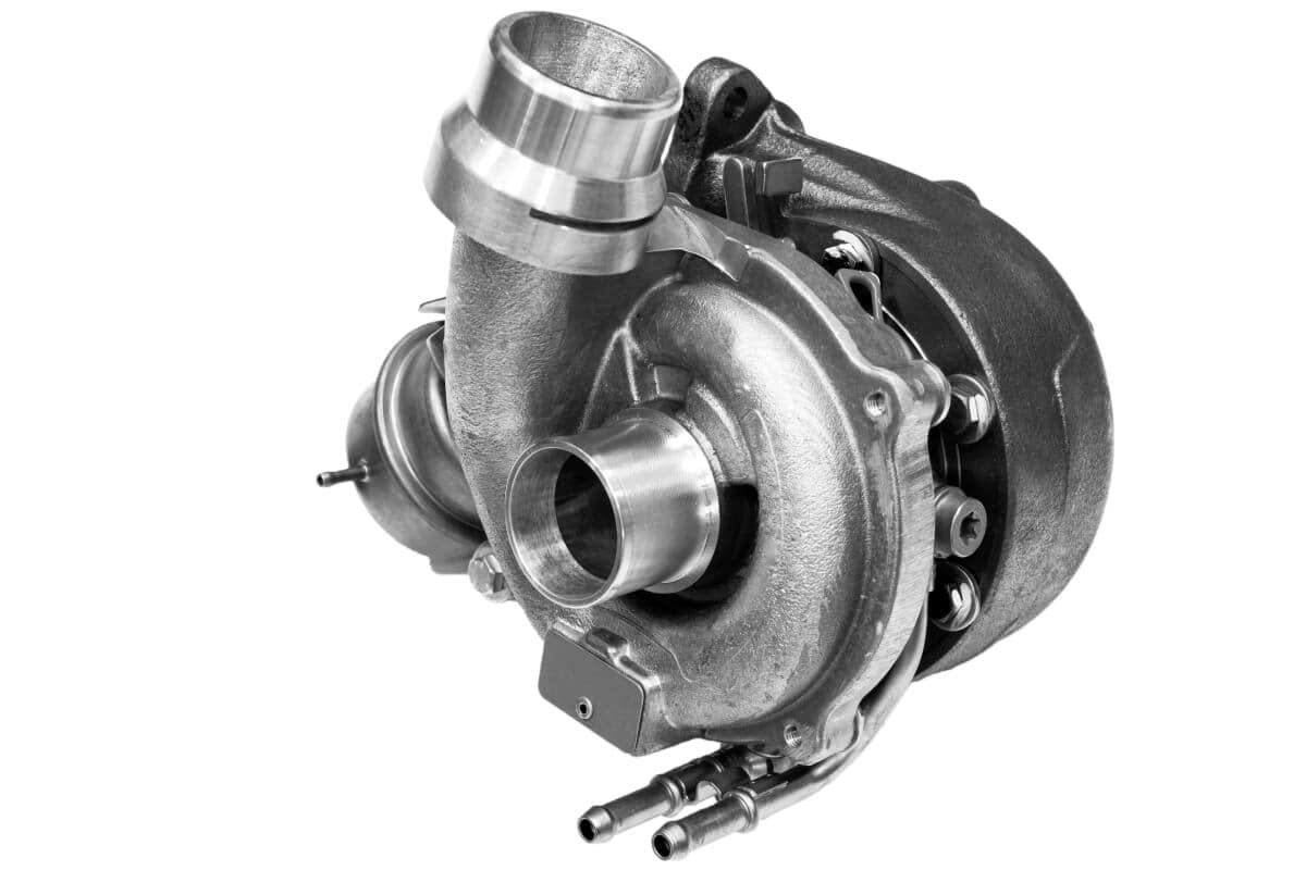 Metalowa turbosprężarka gotowa do procesu regeneracji turbosprężarki.