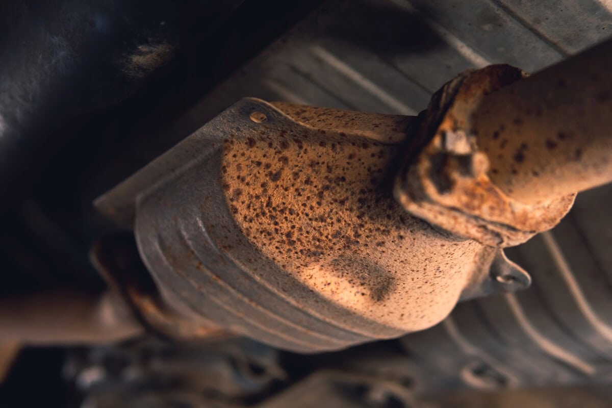 Widok filtra DPF w samochodzie, który wymaga czyszczenia filtra DPF.