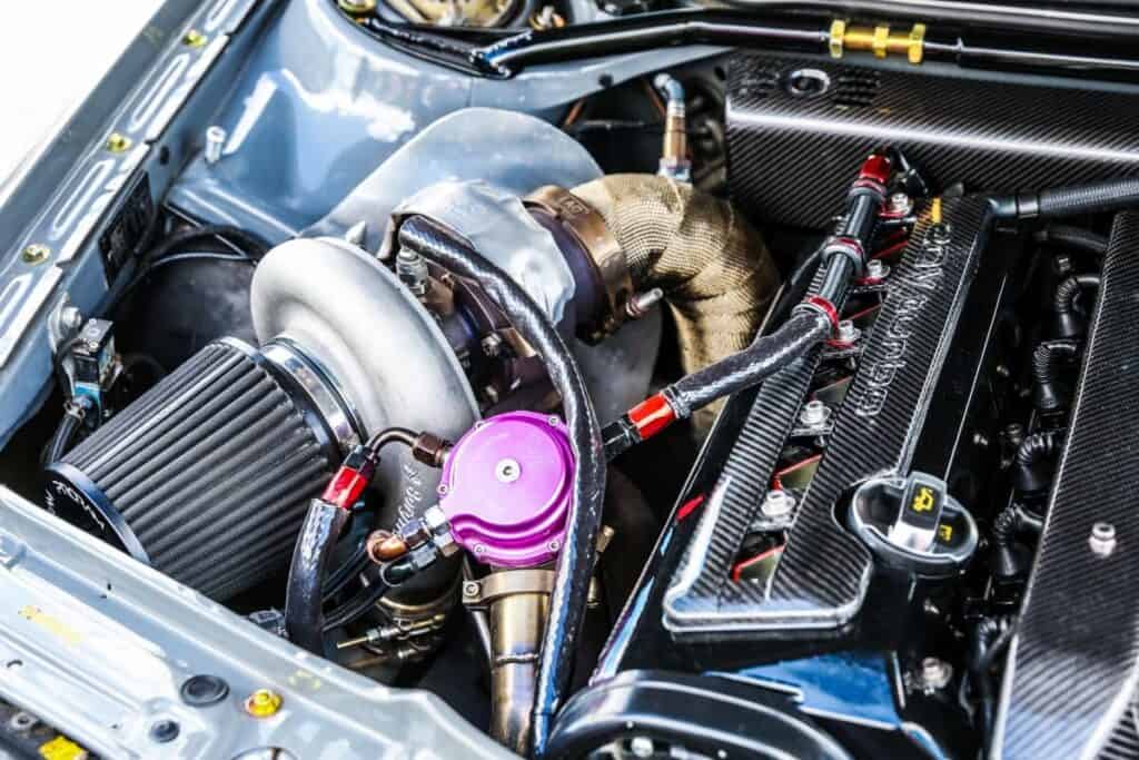 Silnik samochodowy z turbosprężarką, co wskazuje na konieczność regeneracji turbosprężarki.