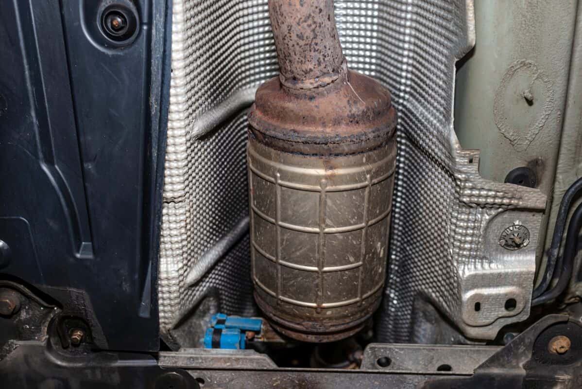 Widok filtra DPF w samochodzie, wymagający czyszczenia filtra DPF.