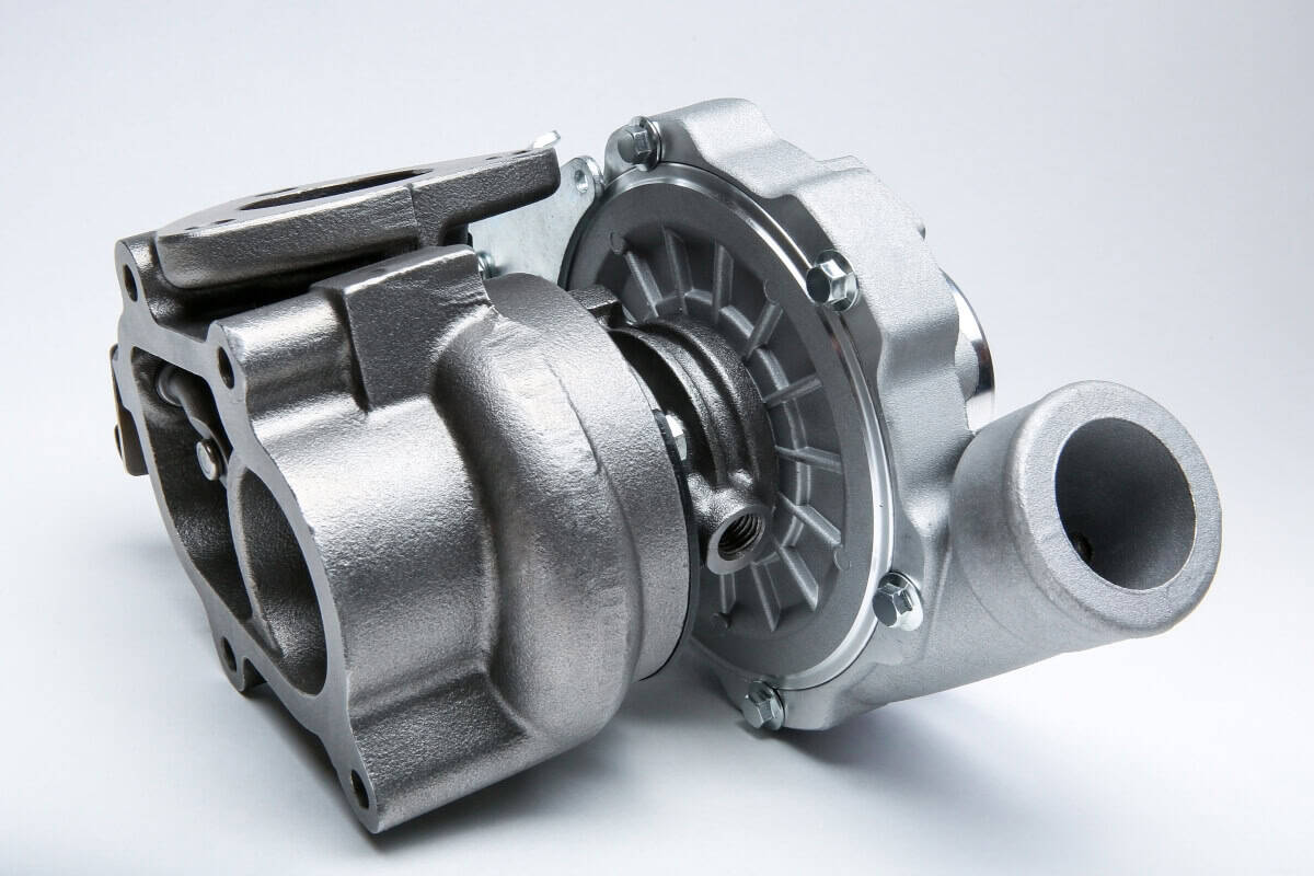 Srebrna turbosprężarka na stole, idealna do regeneracji turbosprężarki.