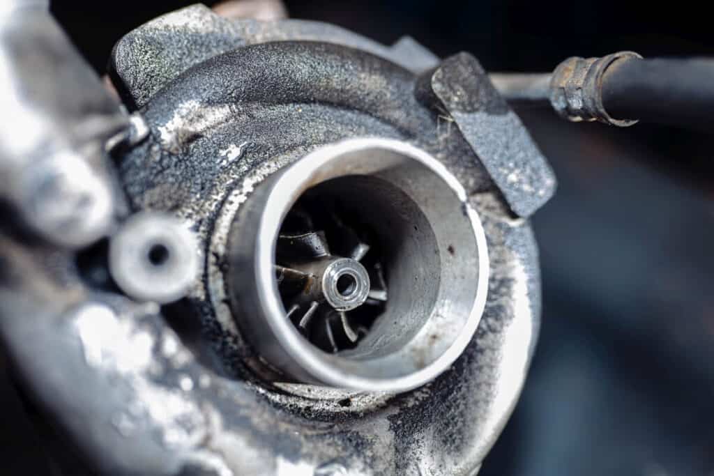 Regeneracja turbosprężarki jest bezpieczna dla nowoczesnych silników po diagnozie przyczyny i testach smarowania, dolotu, DPF oraz sterowania geometrią.