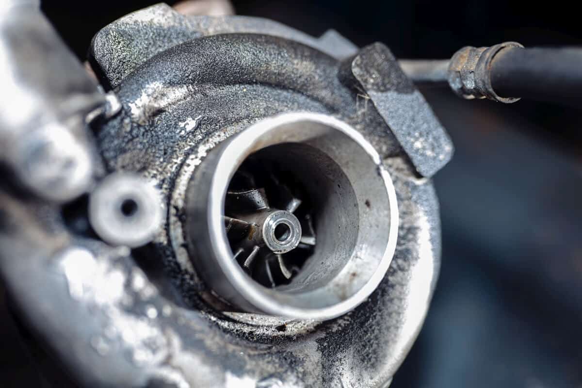 Turbosprężarka z widocznym wirnikiem przedstawia temat regeneracji turbosprężarki w silniku samochodowym