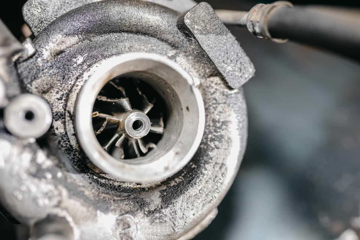 Zużyta turbosprężarka z widocznym wirnikiem, której dotyczy regeneracja turbosprężarki