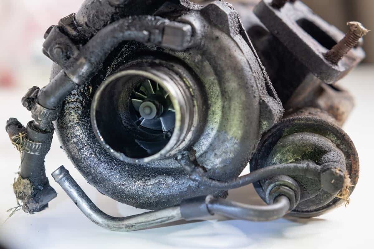 Zużyta turbosprężarka pokazuje, dlaczego regeneracja turbosprężarki może wpływać na spalanie paliwa
